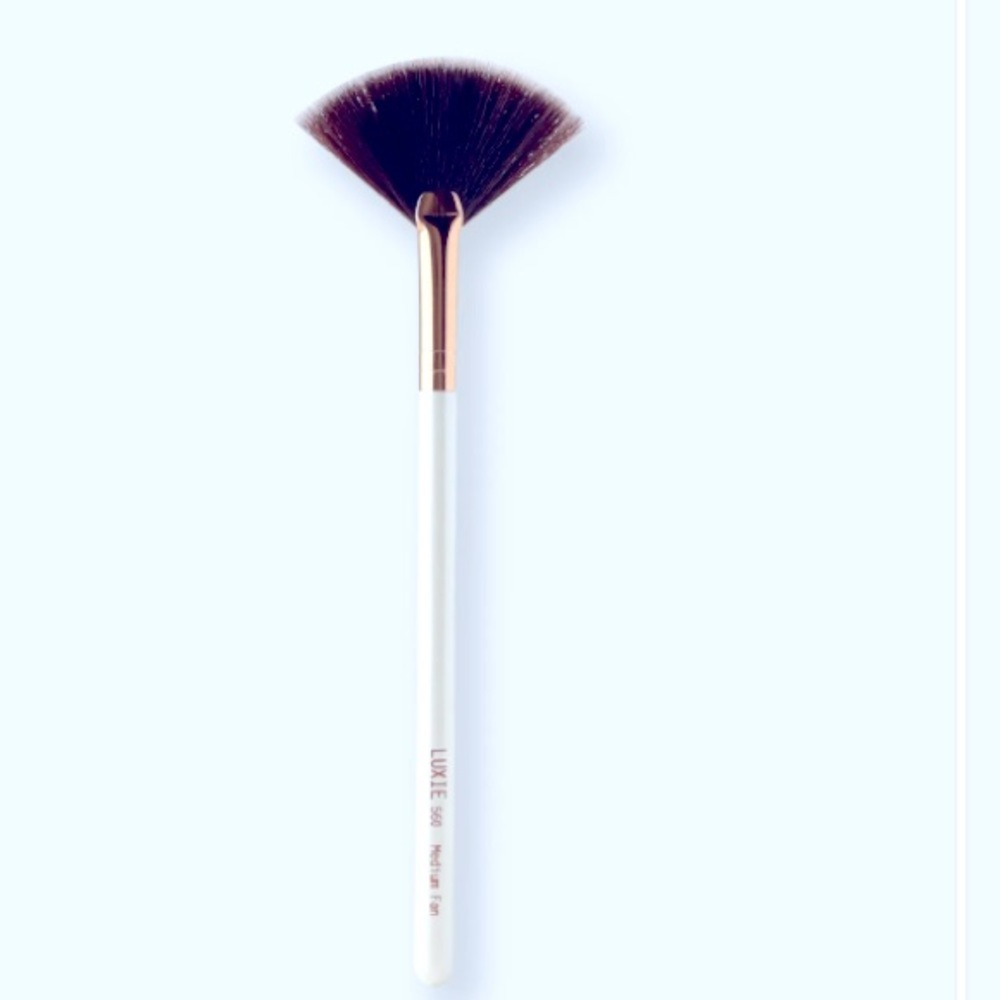Luxie 560 Fan Brush- Flawless